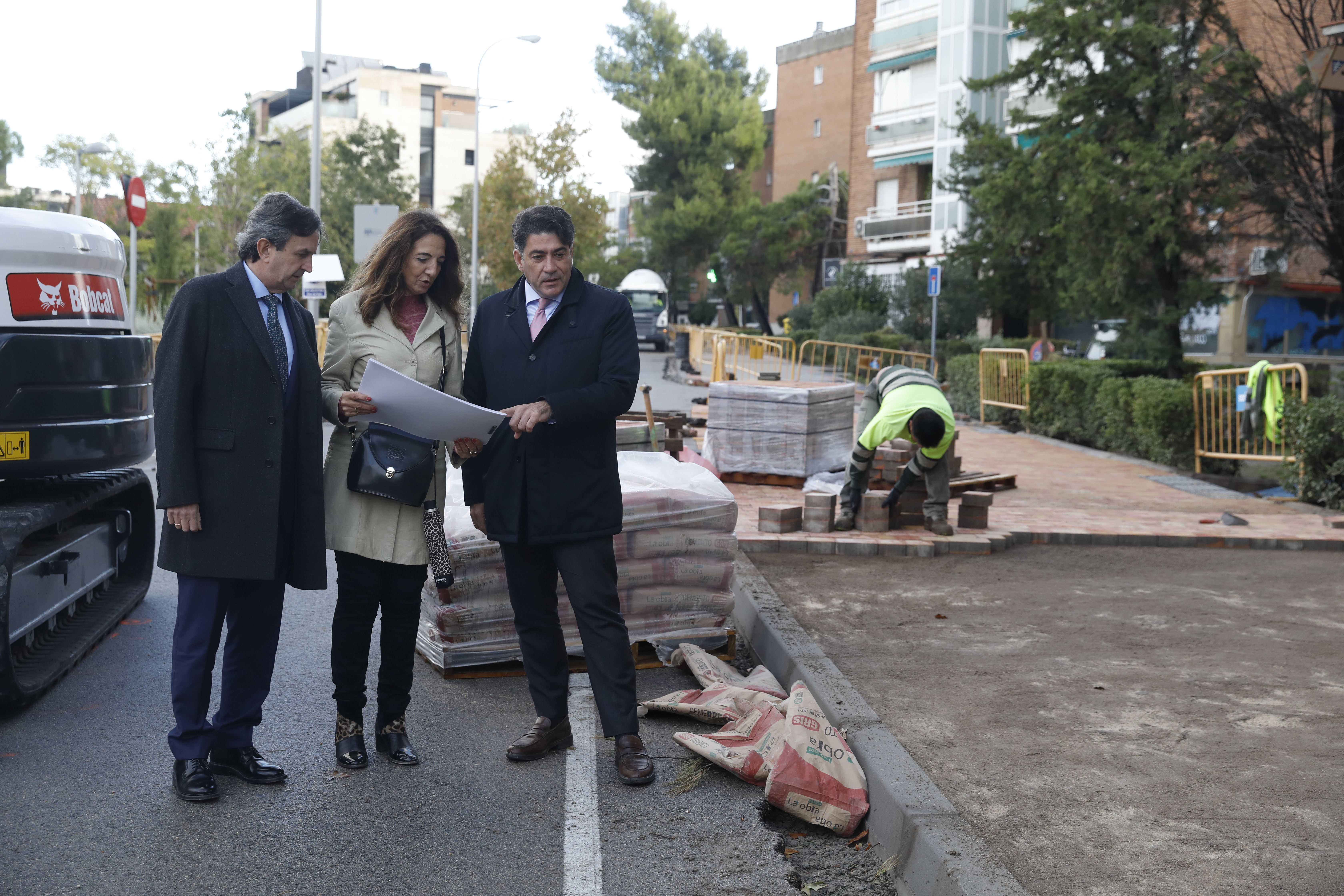 El concejal David Pérez visita las obras de la calle Carril del Conde en el entorno del colegio público Luis Cernuda